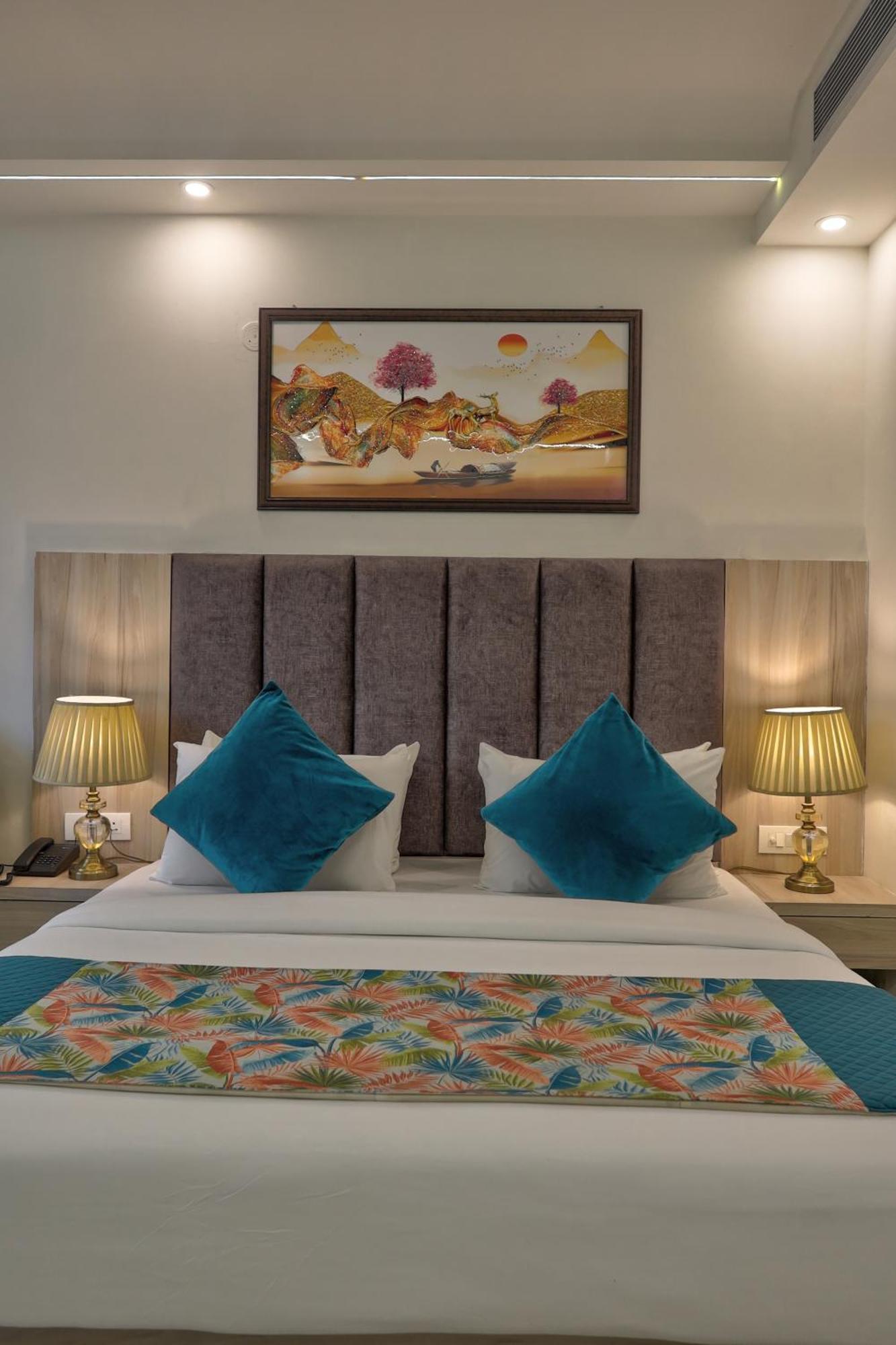 Hotel East Residency Aerocity Delhi Airport 4*